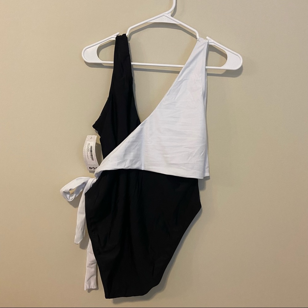 NWT Beach Boohoo Swimsuit One Piece Contrast Wrap